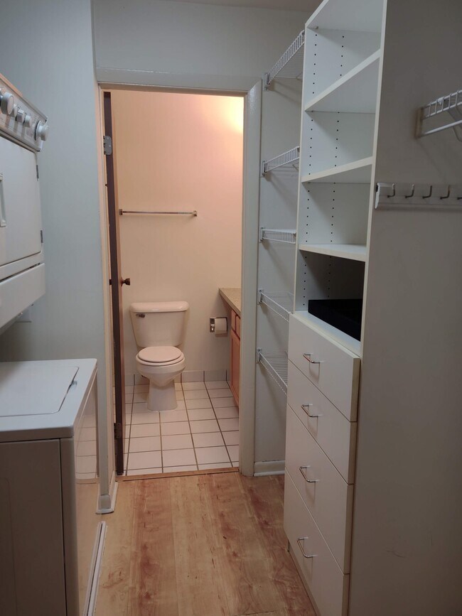 Building Photo - 5810 Oakwood Dr