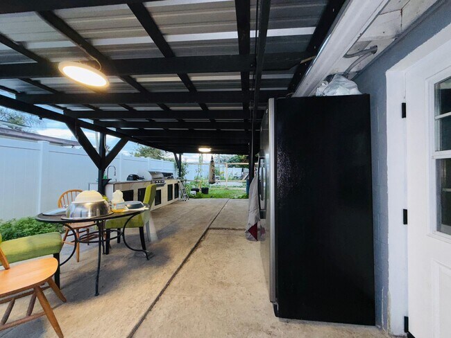 Building Photo - 2615 N Beaumont Ave