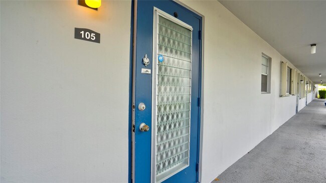 Building Photo - 7787 Golf Cir Dr