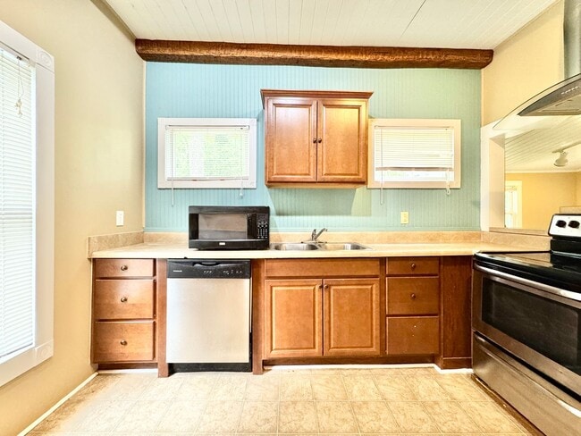 Building Photo - 2 Bedroom in College Hill Convenient to UN...