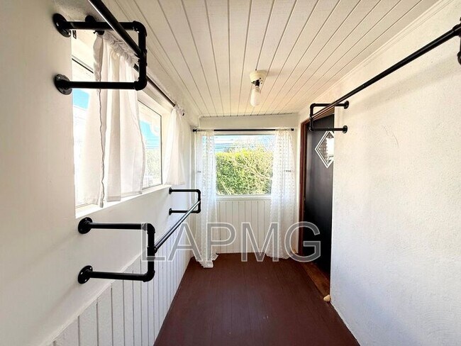 Building Photo - 4447 Lockwood Ave