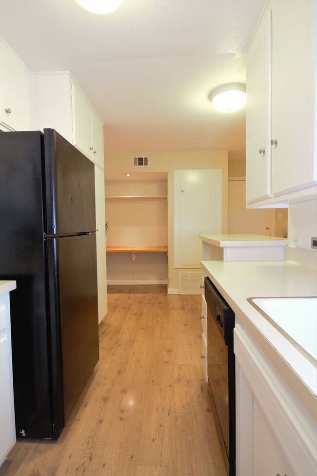 Building Photo - 1 Bedroom Condo For Lease in Fullerton