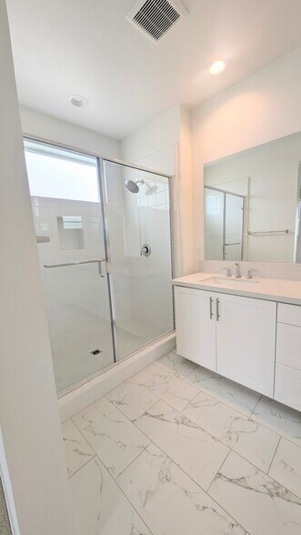 Building Photo - 450 Clubhouse Dr