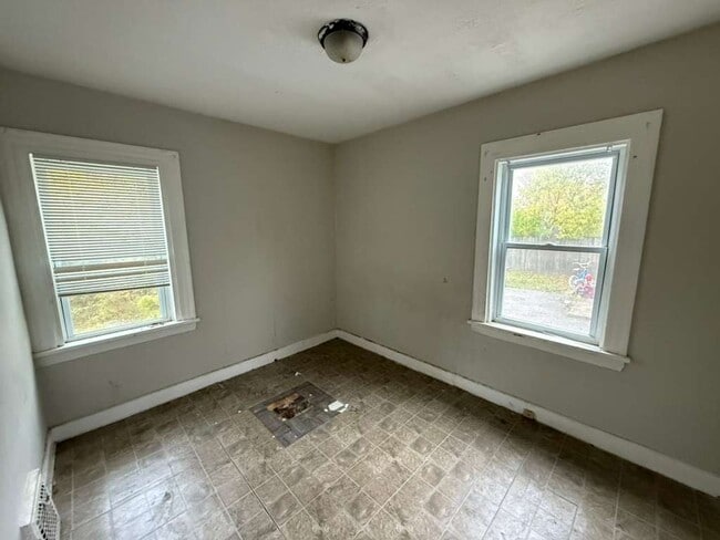 Building Photo - 3 BED 1.5 BATH BEAUTIFUL SINGLE HOME!