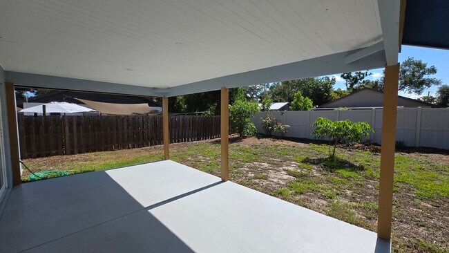 Building Photo - Charming 2BR/2BA + 1 car garage with Large Backyard in Sarasota