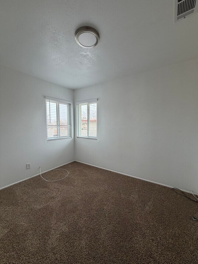 Building Photo - NEW LISTING!! 3 Bedroom 1.5 Bathroom House with Huge Yard, Central Heat & Air!