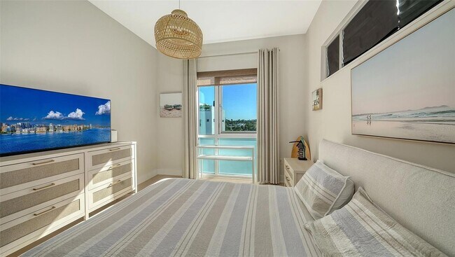 Building Photo - 635 S Orange Ave