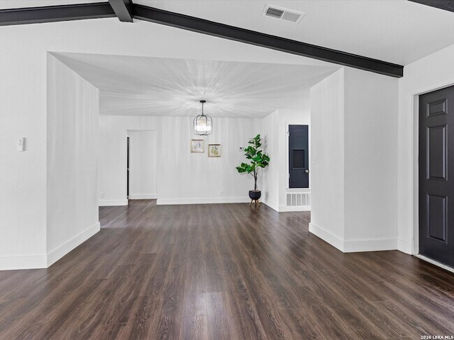 Building Photo - 5026 Lakewood Dr