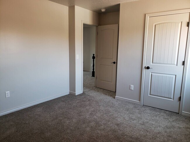 Building Photo - Gorgeous 3 bedroom 2.5 baths with great am...
