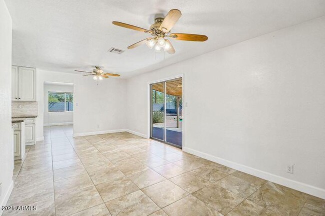 Building Photo - 6518 E Sunnyside Dr