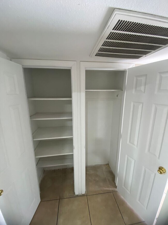 Building Photo - 2p2106