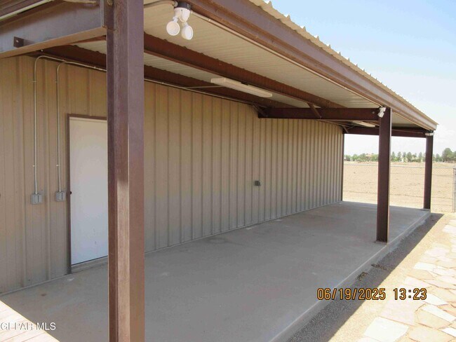 Building Photo - 895 Gato Rd