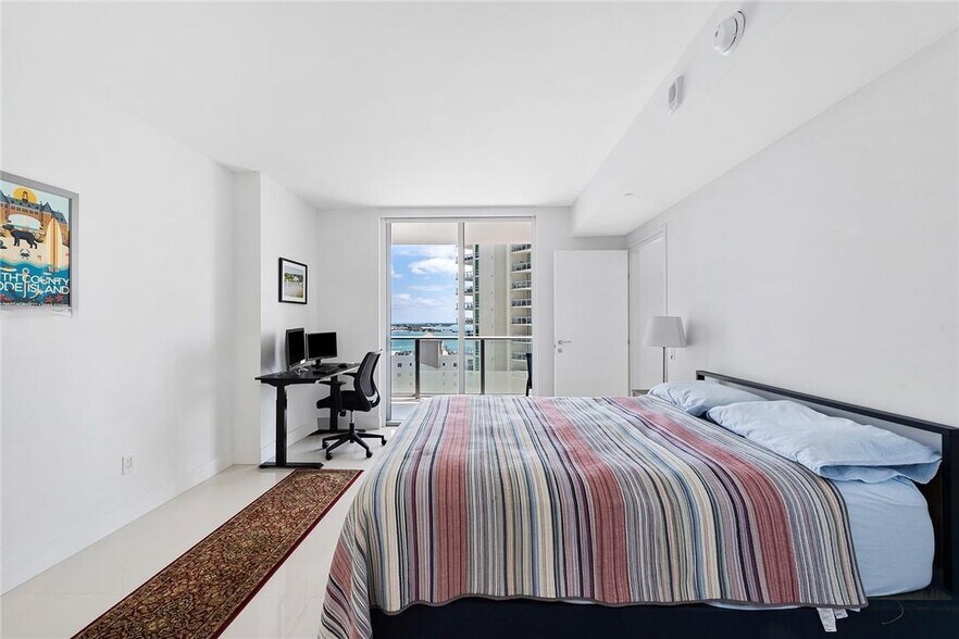 Building Photo - 1300 Brickell Bay Dr