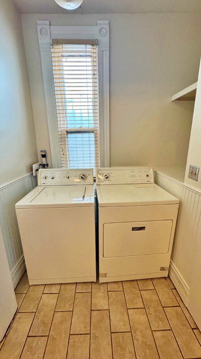 Building Photo - Historic Downtown 4 Bed 1.5 Bath Across from St Joes Hospital and Pres St Lukes.