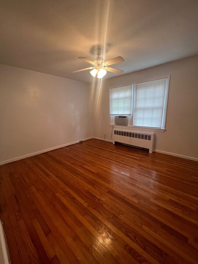 Building Photo - Two bedroom, 1 bath condo in Brookwood Gar...