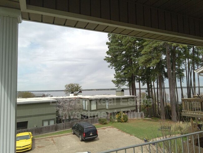 Building Photo - 5721 S Lakeshore Dr
