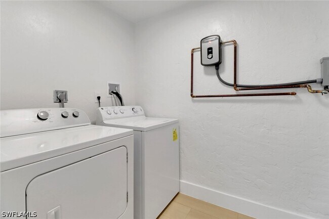 Building Photo - 4525 Fluvia Ave