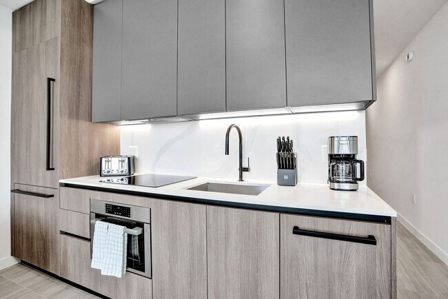 Building Photo - 580 72nd St