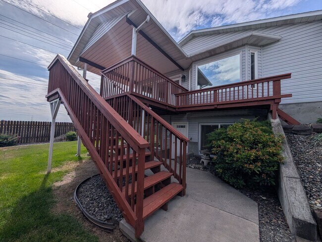 Building Photo - Gorgeous 3 Bedroom 2 Bath Condo - Deck with a View!