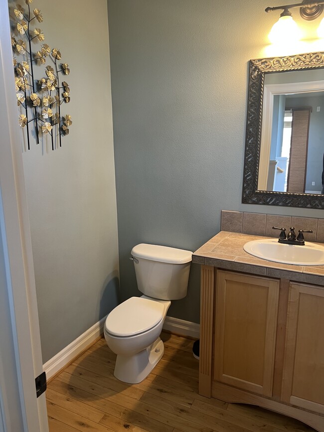 Building Photo - 1526 NE Market Dr