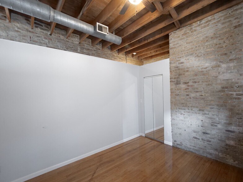 Building Photo - 2849 W Belmont Ave