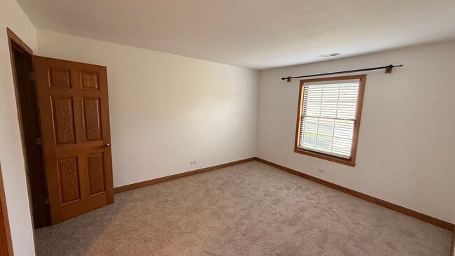 Building Photo - 220 Oak Knoll Ct