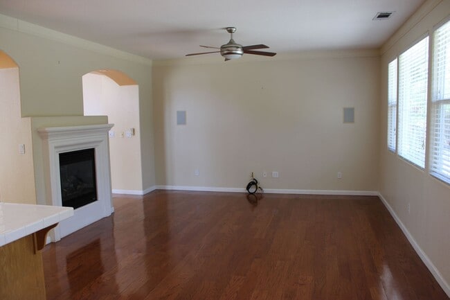 Building Photo - Luxury Living