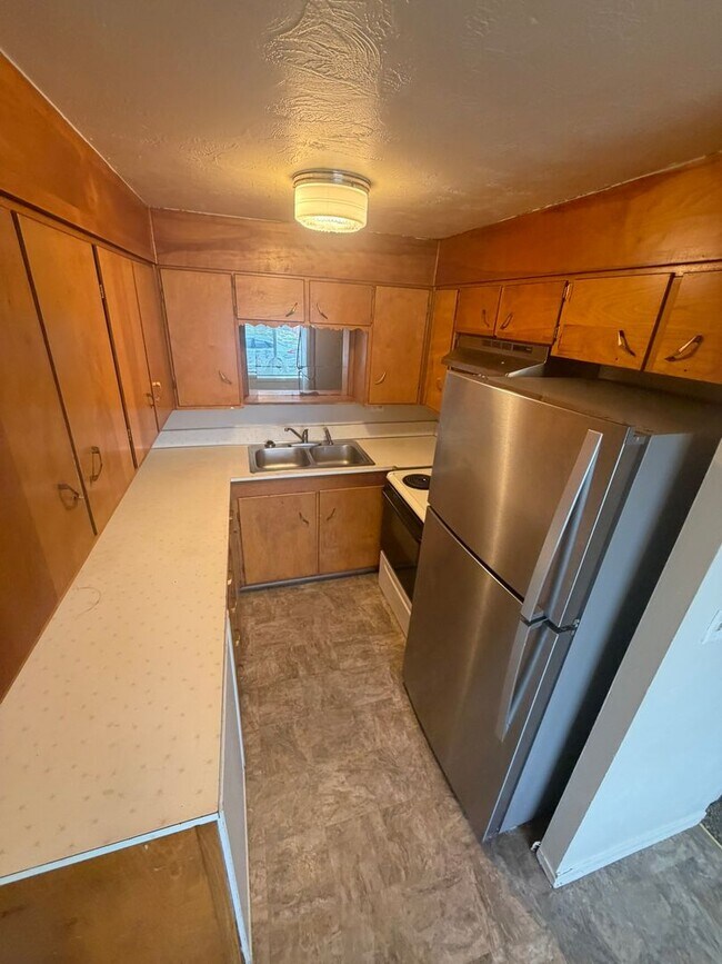 Building Photo - Large Two Bedroom Conveniently located Amenities!