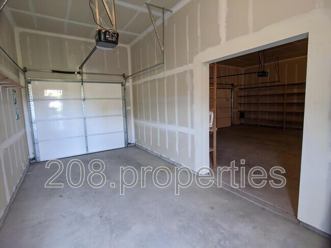 Building Photo - 611 N Kayden Way