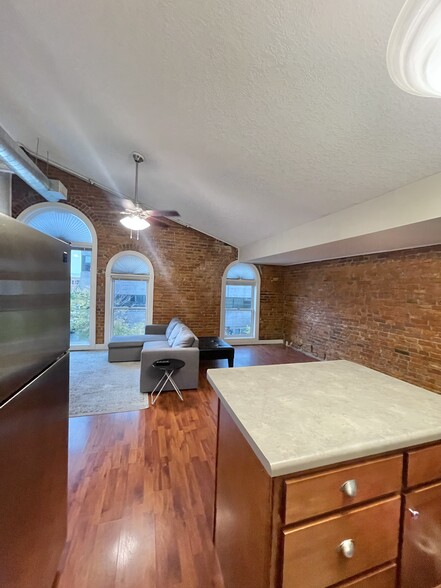 Building Photo - 135 E Prairie Ave