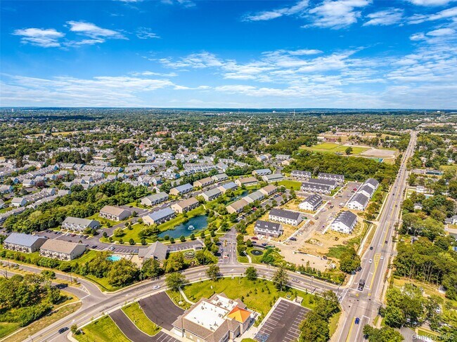 Building Photo - 725 Eastview Dr
