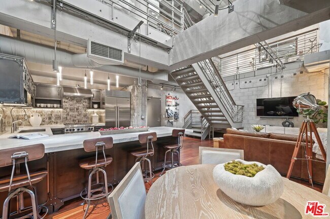 Building Photo - 330 W 11th St