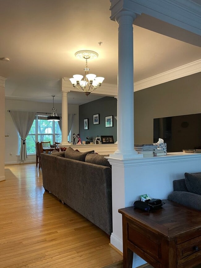Building Photo - Three Bedroom Townhouse on Eisenhower Aven...