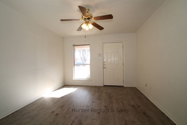 Building Photo - What's Not To Love?