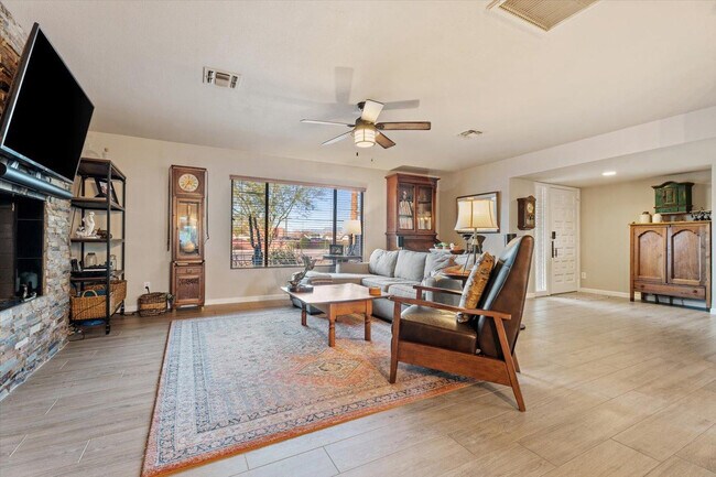 Building Photo - 8543 E Jackrabbit Rd