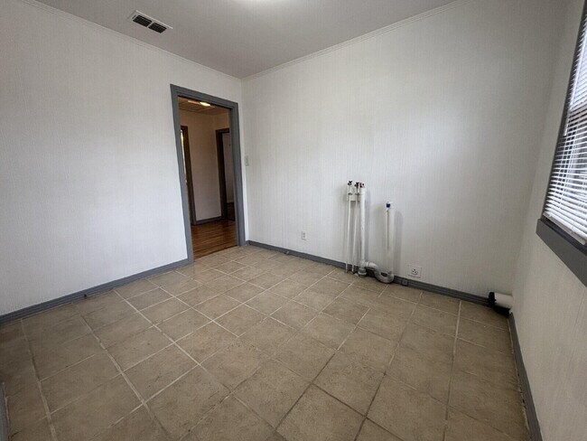 Building Photo - 1915 46th St