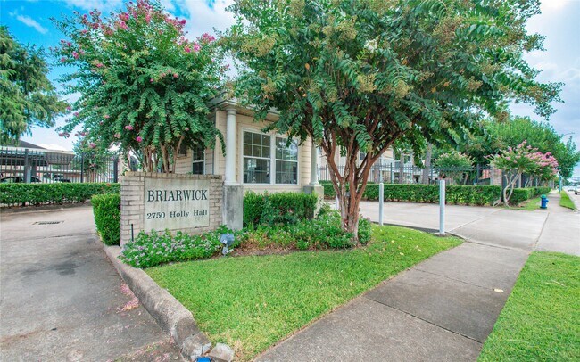 Building Photo - 2750 Holly Hall St