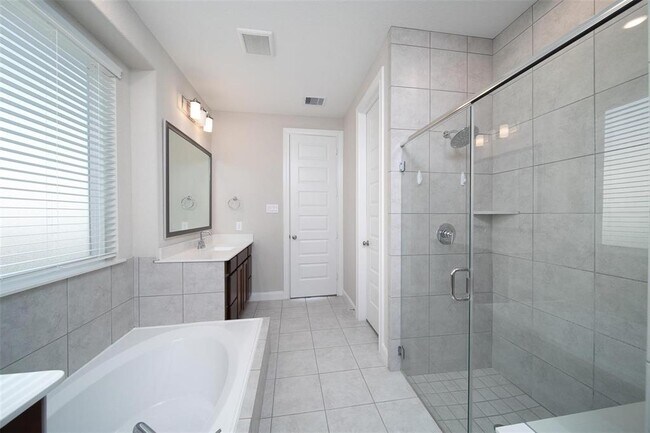 Building Photo - 4715 Hollow Tree Dr
