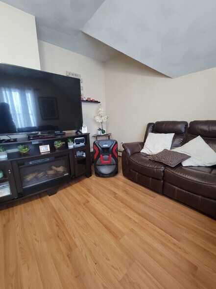 Living room - 71 Mount Pleasant Ave