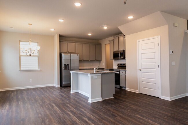 Building Photo - 4 Bed 2.5 Bath home in Gainesville! Retrea...