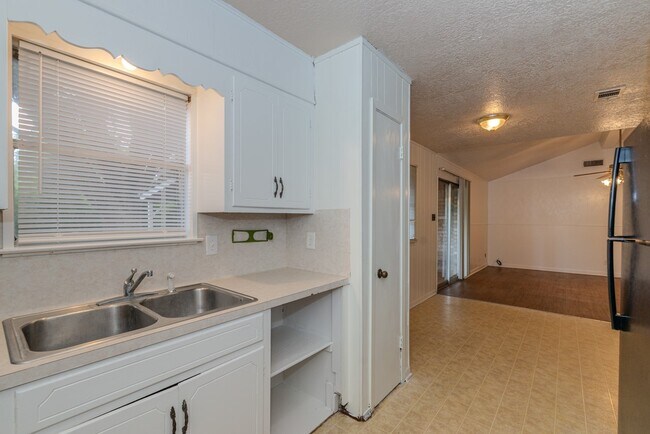 Building Photo - 450 Norvell St