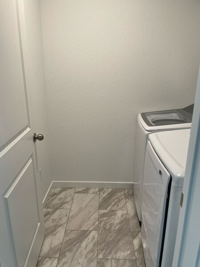 Building Photo - Spacious 4 Bed Townhome with 2-Car Garage in Erie-Available June 1!