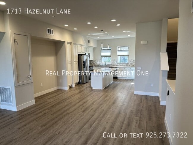 Building Photo - 1713 Hazelnut Ln