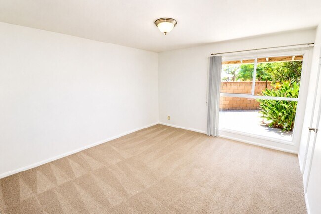 Building Photo - 1087 N Greengrove St
