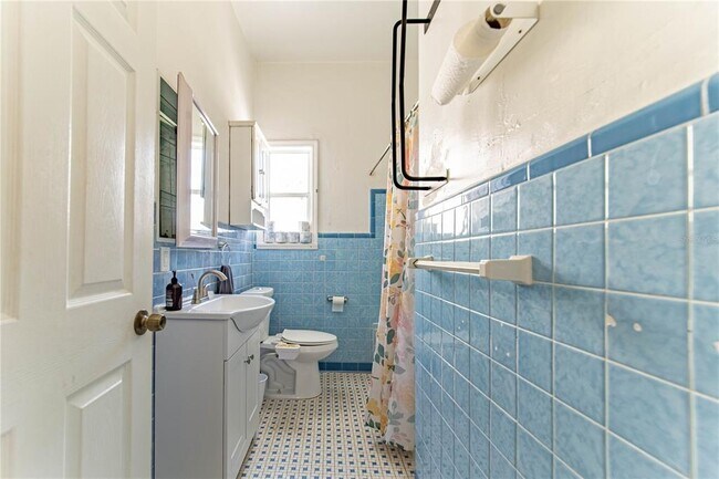 Building Photo - 3321 W Woodlawn Ave