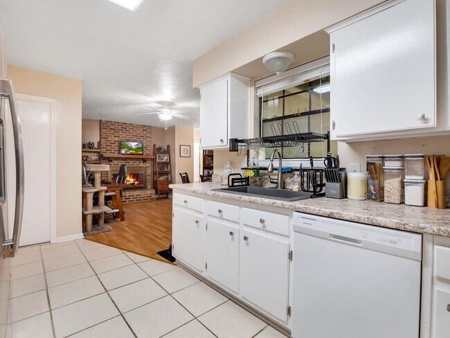 Building Photo - 4321 Snoopy Ln