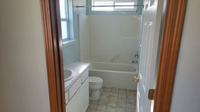 Building Photo - 3 Bedroom 2 Bath Home In North Spokane