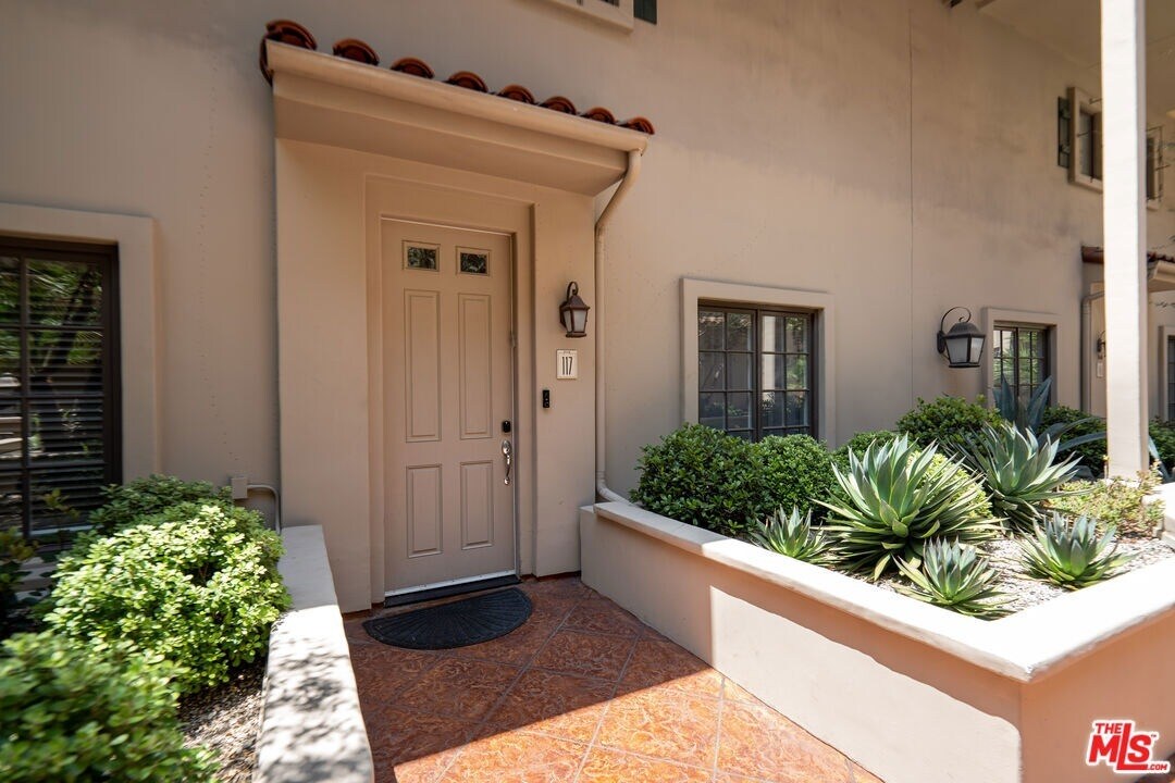 Building Photo - 851 N San Vicente Blvd