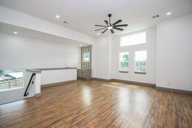 Building Photo - 5901 Crest Ct