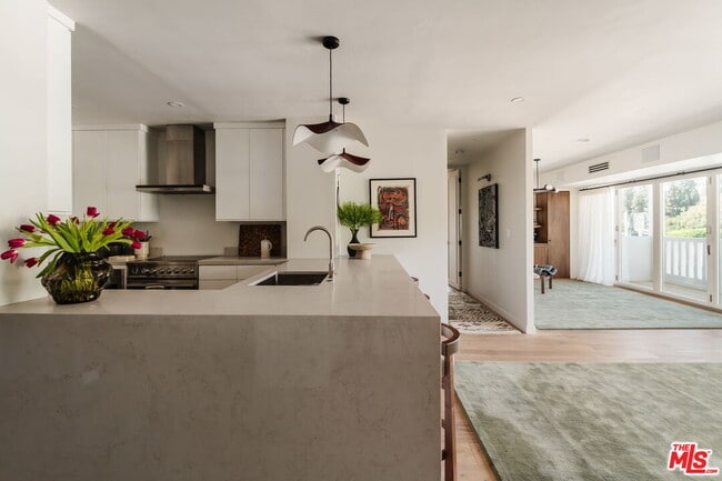 Building Photo - 999 N Doheny Dr